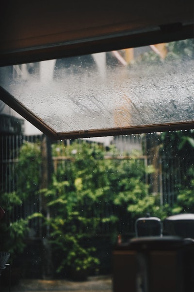 雨点落在窗户玻璃上